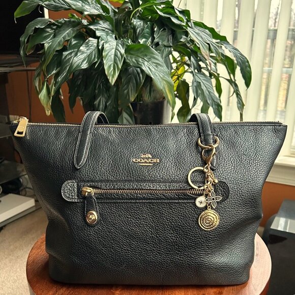 New SPIRAL CLOVER Bag Charm 🍀 - Picture 4 of 7